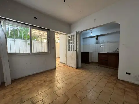 Casa tres ambientes mas tres locales en venta en Merlo