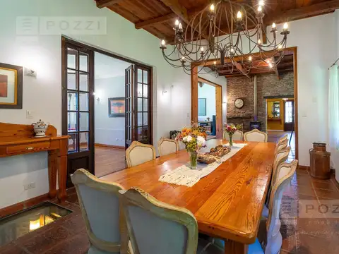 Casa 9 ambientes con 4 baños