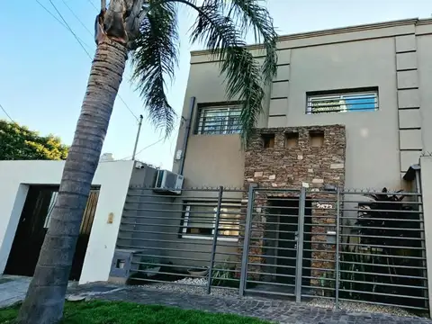 CASA EN VENTA  DE 5 AMBIENTES CON PARQUE