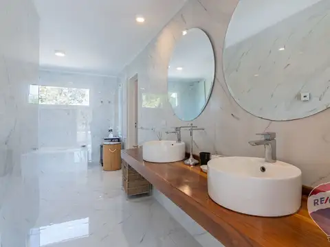 Casa 6 ambientes con 2 baños