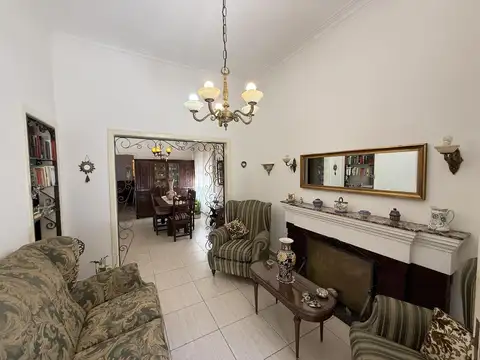Casa en Venta de 2 dormitorios. Amplio terreno de 500m2. Centro Zárate