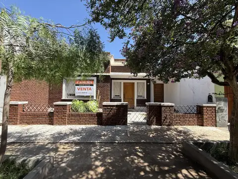 Casa en Venta de 2 dormitorios. Amplio terreno de 500m2. Centro Zárate