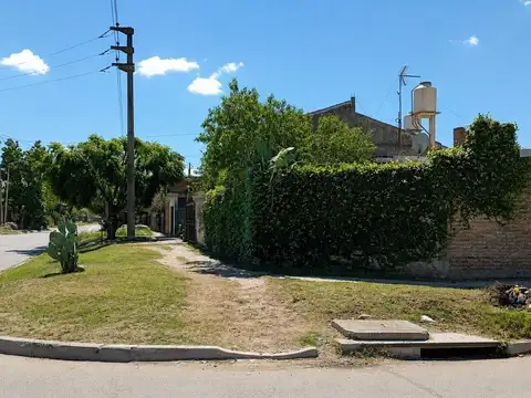 Casa con patio, cochera y quincho