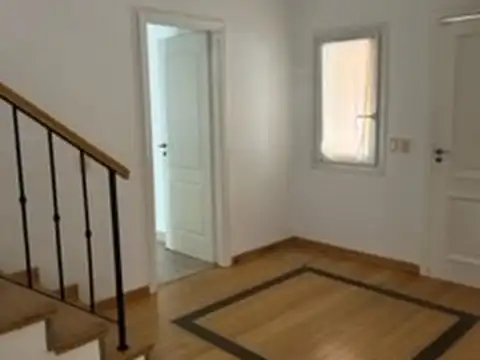 Casa en Alquiler con 2 cocheras