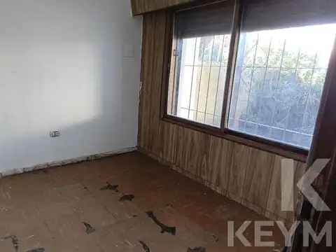 Casa en venta en Los Hornos/ dos dormitorios/ Cochera y patio