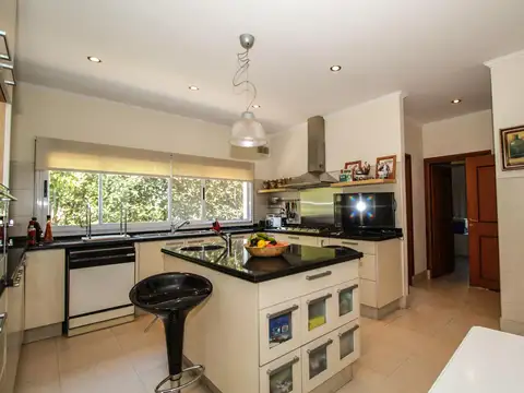 Casa 7 ambientes con 4 baños