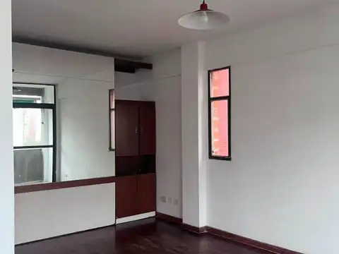 Monoambiente dividido, muy cómodo y luminoso