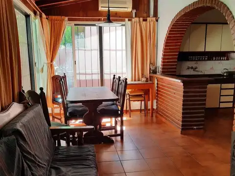 Casa en venta - 3 Dormitorios 2 Baños - Cochera - 233mts2 - Hurlingham