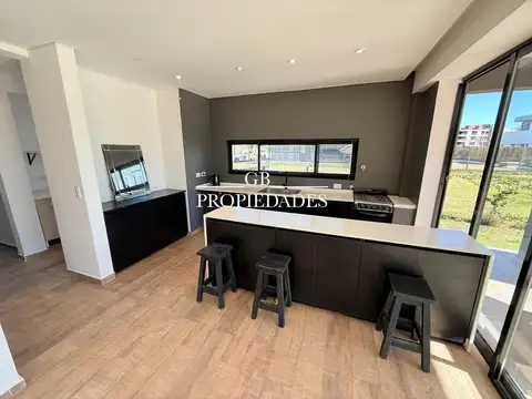 Casa 5 ambientes con 4 baños