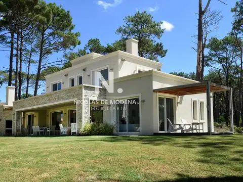 En alquiler casa de 4 dormitorios, con multiples comodidades en Laguna Blanca.