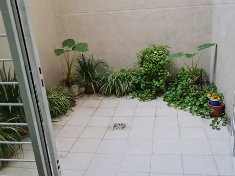 Poca antigüedad. Av. San Juan esquina Av. Jujuy con PATIO Y COCHERA (incluida en el precio)