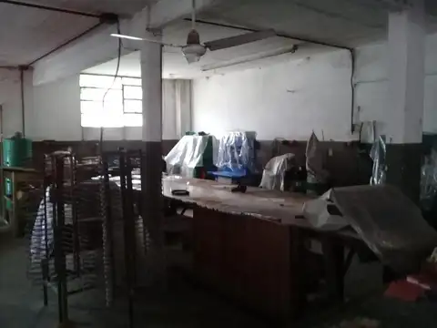 Galpón con oficina + comedor y vestuarios en dos plantas