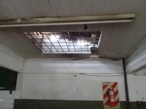 Galpón con oficina + comedor y vestuarios en dos plantas