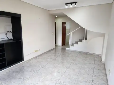 Semipiso en dúplex de 2 ambientes con cochera cubierta