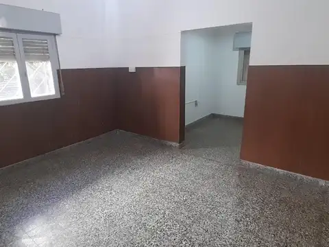 Casa 2 ambientes con jardín y entrada de auto