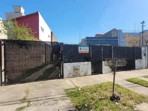 Casa 2 ambientes con jardín y entrada de auto