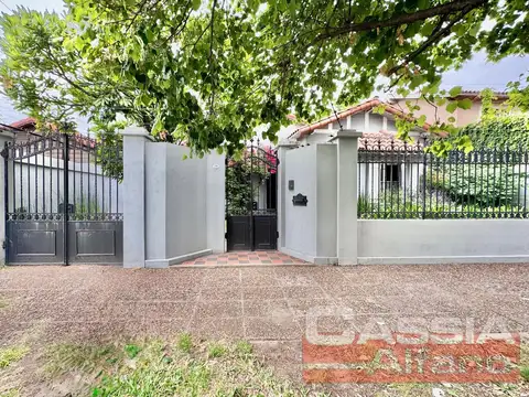 Casa en Venta con 4 cocheras