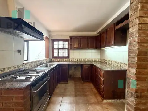 CASA EN VENTA EN BANFIELD - 3 AMBIENTES CON QUINCHO