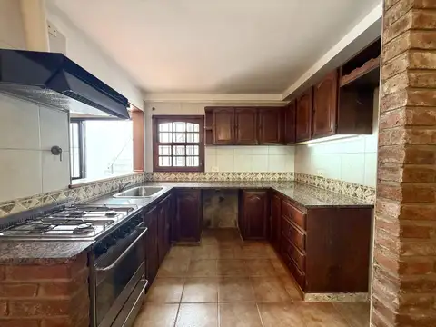 CASA EN VENTA EN BANFIELD - 3 AMBIENTES CON QUINCHO