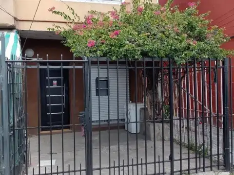 IMPECABLE e IDEAL 2 FAMILIAS s/ AVDA. en BARRIO LIBERTADOR 