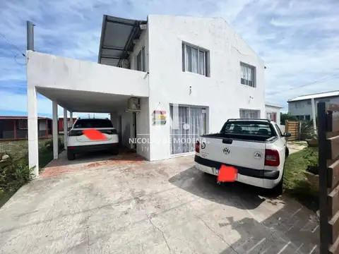 En venta casa de 2 plantas a metros del mar, de 3 dormitorios en Manantiales