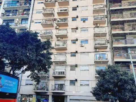 APTO CREDITO. DTO. 3 AMBIENTES, LIVING COMEDOR CON SALIDA AL BALCÓN, LUMINOSO, IMPECABLE, EXCELENTE UBICACION