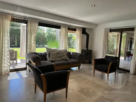 Casa en Venta con 2 cocheras