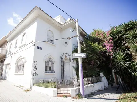 Casa en venta c/ cochera en Parque Rodó