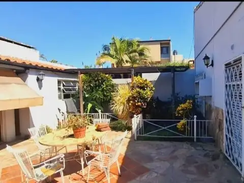 Casa 6 ambientes con 2 baños