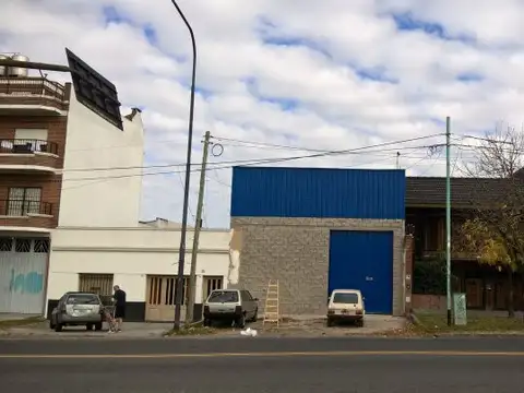 Galpón Inmejorable ubicación, a metros de la Autopista.   Terreno de 8.66 m2 x 61 m2.  Sup. cub...