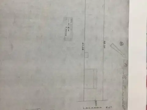 Galpón Inmejorable ubicación, a metros de la Autopista.   Terreno de 8.66 m2 x 61 m2.  Sup. cub...