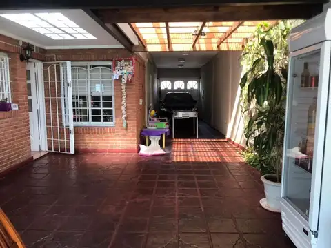 Casa 5 ambientes con 4 baños