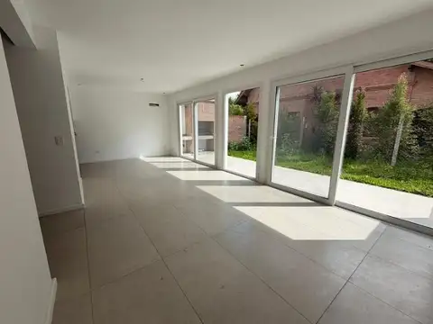 Casa 5 ambientes con 3 baños