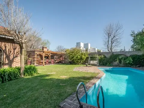 VENTA CASA UNA PLANTA 5 AMB, CON JARDÍN, PILETA, QUINCHO  Y COCHERA EN  SAN ISIDRO