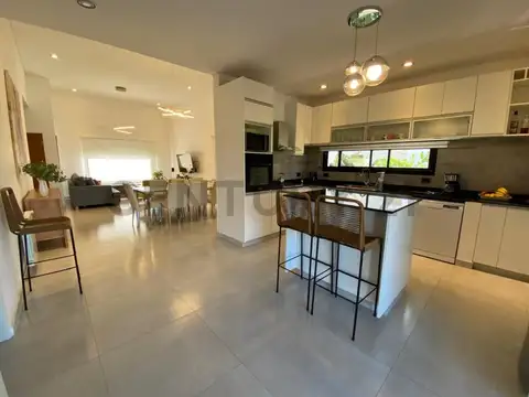 CASA CON PILETA PARQUIZADA