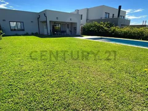 Casa en Venta con 2 cocheras