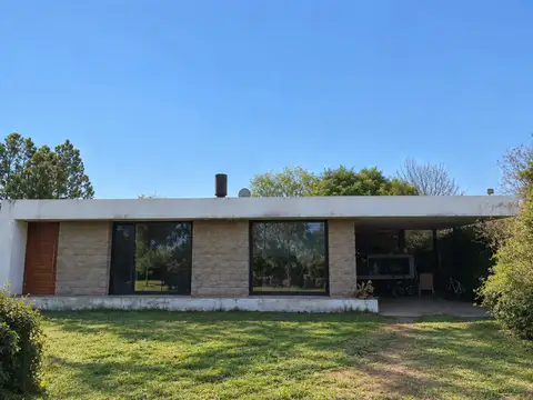 VENTA/CASA 2 DORMITORIOS/ PILETA Y MUCHO PARQUE