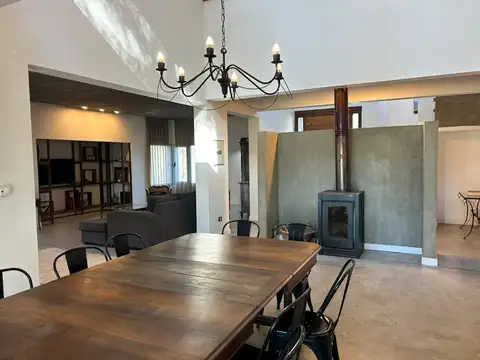 Casa 5 ambientes con 4 baños