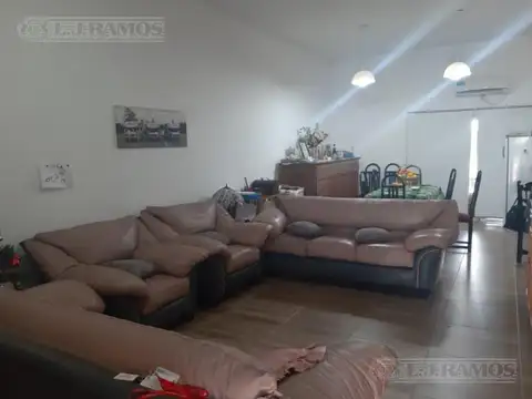 Casa 6 ambientes con 2 baños