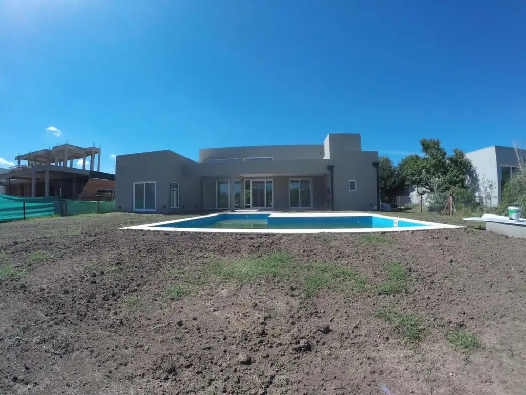 Casa en Venta - 3 dormitorios - USD 380.000