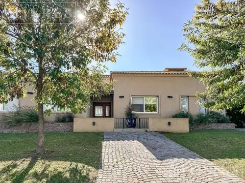 Casa en venta con amarra en San Marco, Villanueva.