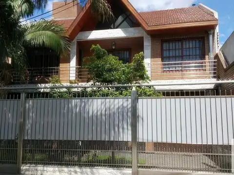 Casa  venta - 3 dormitorios 3 baños - 330mts2 totales  - San Justo