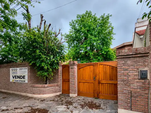 Excelente Casa en Dos Plantas. Mercedes, Buenos Aires.