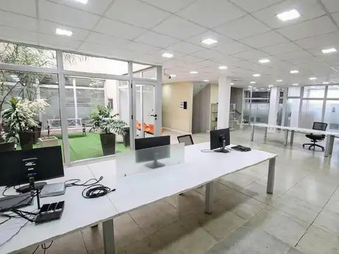 Venta Oficinas en dos plantas mas local y gran deposito, Parque Patricios