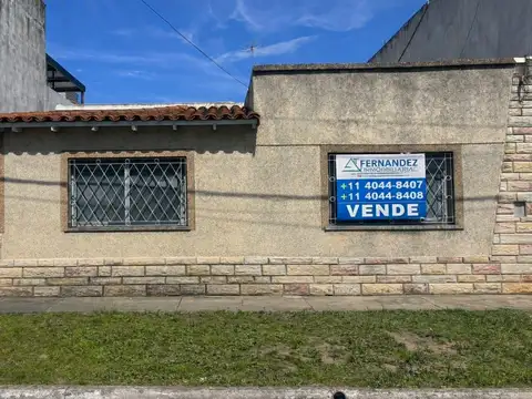 CASA EN VENTA DE 4 AMBIENTES CON PATIO EN BERAZATEGUI - APTO CRÉDITO HIPOTECARIO
