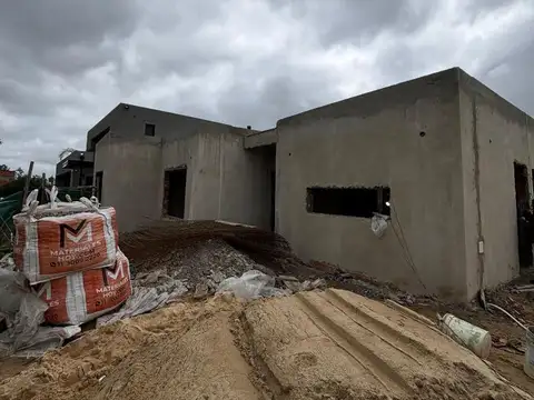 Casa 4 ambientes con 2 baños
