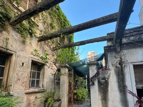 Casa 8 ambientes con 2 baños