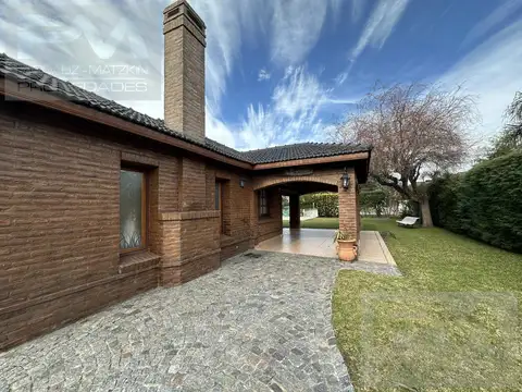 Casa en Venta con 2 cocheras