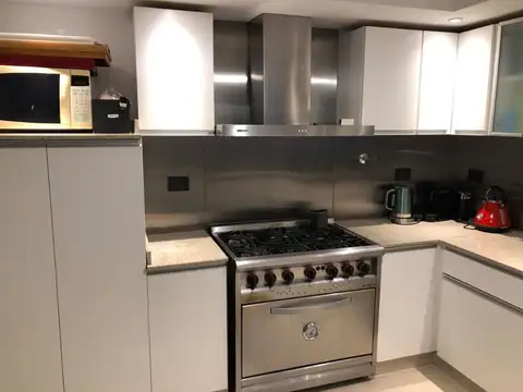 Casa en Alquiler con 2 cocheras