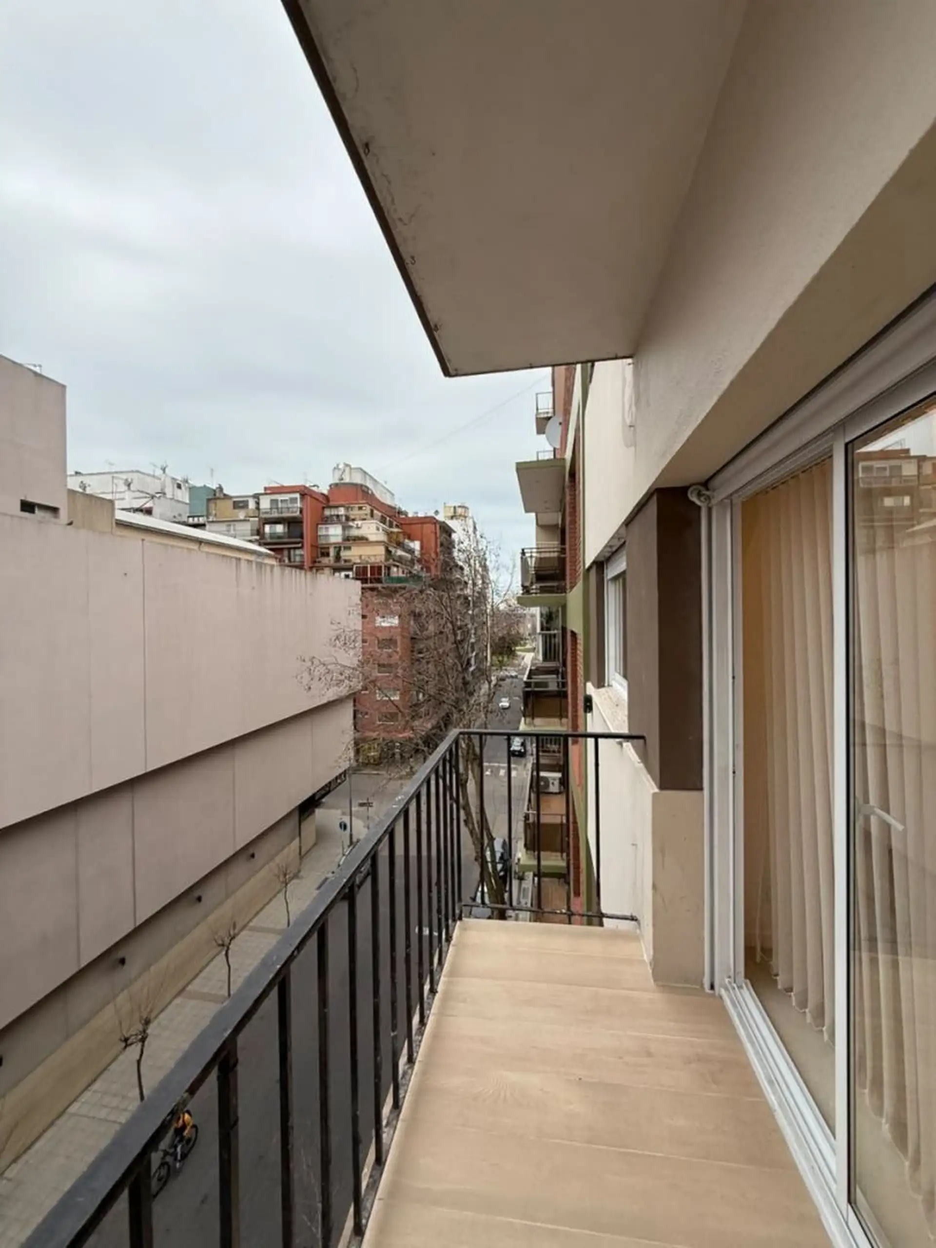 3 Amb. al frente con balcón reciclado